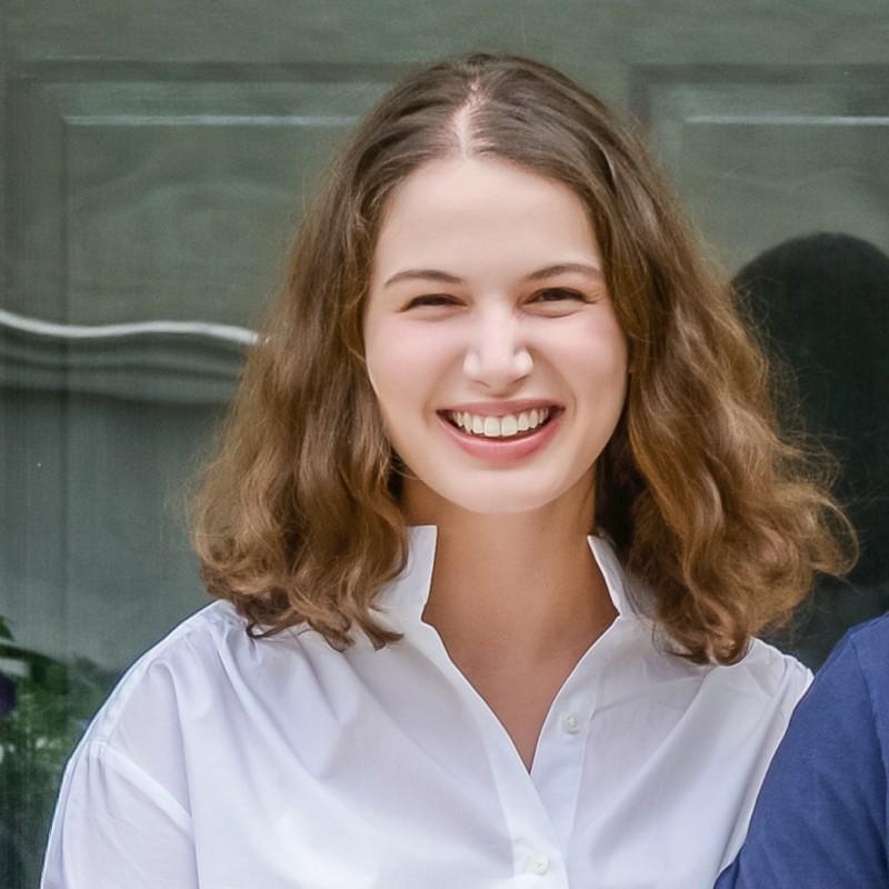 Victoria's headshot