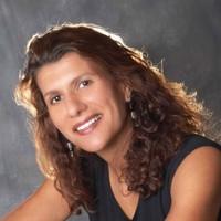 Nadia's headshot