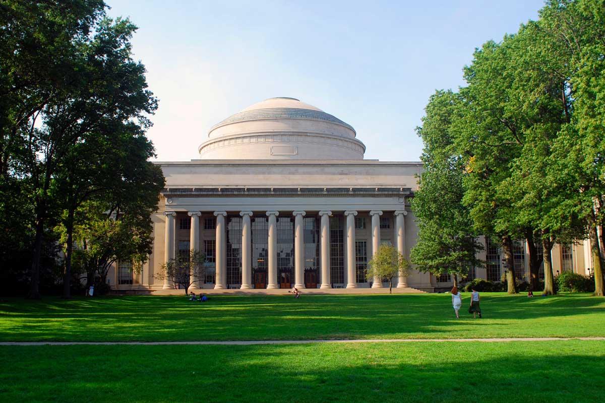 The main court of the Massachusetts Institute of Technology (MIT)